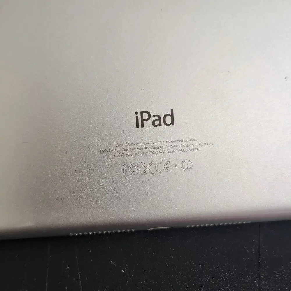 Apple iPad Mini 2 A1489 16 GB Wi-Fi 7.9in Broken Screen Turns On